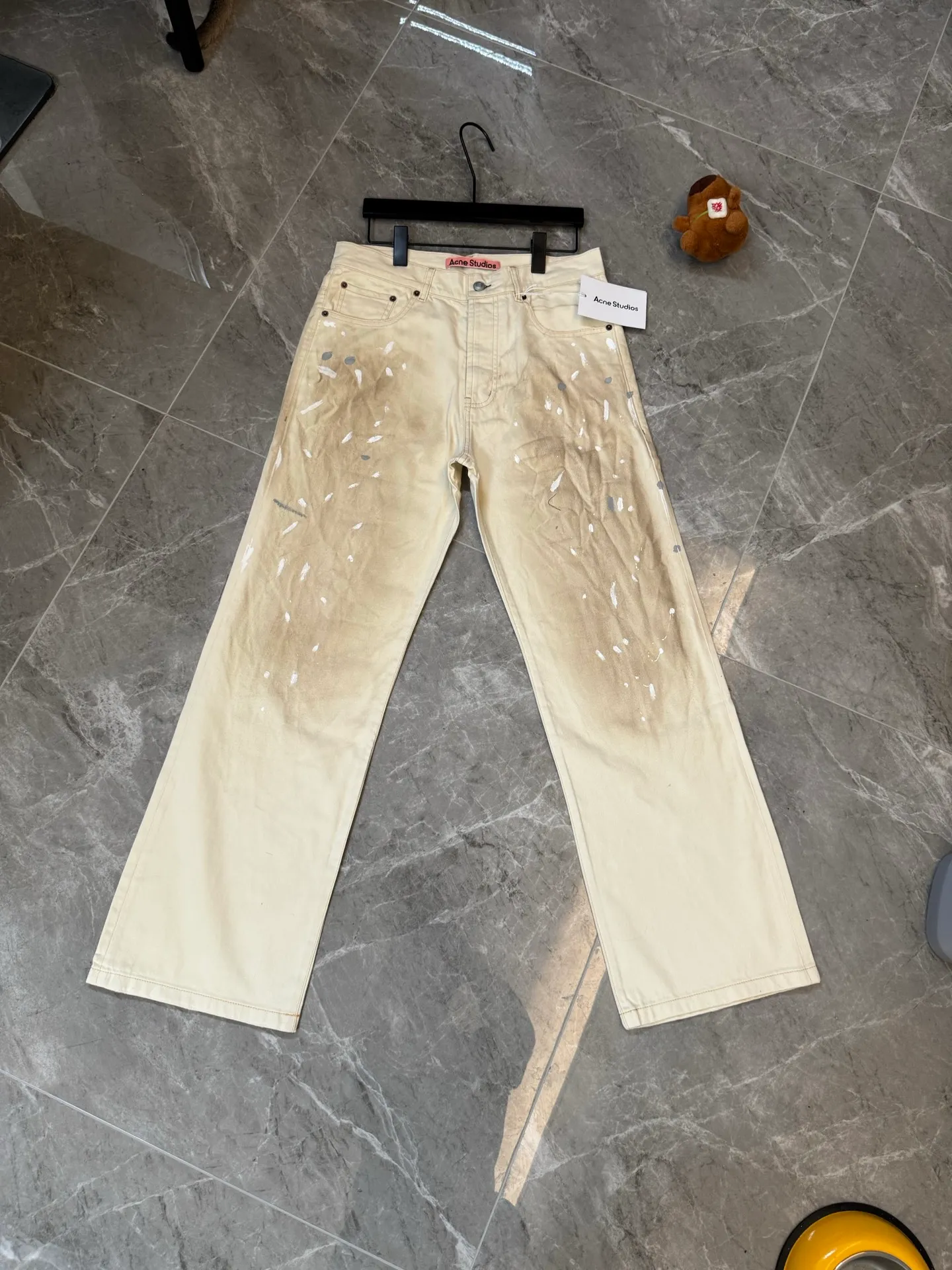 [Premium Replica] ACNE STUDIOS 26Ss Splash Ink Retro Washed Jeans (Light Khaki) These jeans use a unique splash ink process, distressed wash + hole design + hand-painted, full of Retro feeling! Straight version, the leather tag on the back waist is very recognizable, the upper body effect is excellent, Premium Quality, accurate version, Same Style for men and women. Size：s/m/l/xl